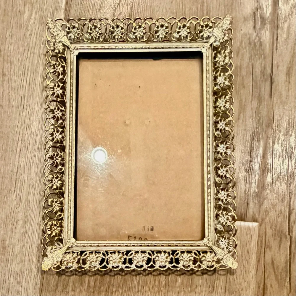 VTG MCM Ornate Filigree Gold Tone Metal Brass Picture Photo Frame 4” X 6”